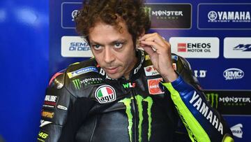 Valentino Rossi en el box de Yamaha durante el GP de Cataluña.