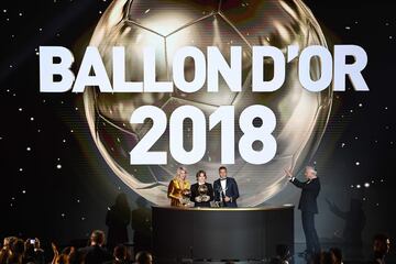 El jugador croata del Real Madrid Luka Modric, ganador del Balon de Oro, entre la jugadora noruega del Olympique de  Lyon Ada Hegerberg, ganadora del Balón de Oro femenino y el jugador francés del PSG Kylian Mbappé, ganador del trofeo Kopa.