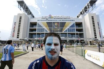 Color de los hinchas llegando  en el NRG Stadium en  Houston. 