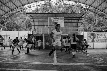 El fotógrafo colombiano realizó una serie fotográfica en la cual narra la historia de excombatientes de las FARC que juegan al fútbol frente a pobladores locales de la zona y soldados de las Fuerzas Armadas de Colombia. 