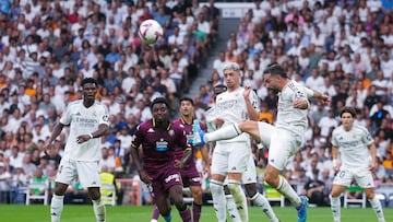 MADRID, 25/08/2024.- El defensa del Real Madrid Daniel Carvajal (d) despeja el balón ante el defensa francés del Real ValladolidFlavien-Enzo Boyomo (2i), durante el partido de la segunda jornada de Liga que Real Madrid y Real Valladolid disputan esta tarde en el estadio Santiago Bernabéu. EFE/Borja Sánchez-Trillo