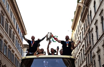  Bernardeschi y Bonucci sujetando la copa. 