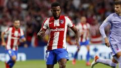 Lemar conduce el bal&oacute;n contra el Barcelona.