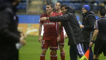 Raúl Agné da indicaciones a sus jugadores durante el partido en Cádiz.