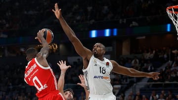 Serge Ibaka intenta taponar al base búlgaro del Estrella Roja Codi Miller-McIntyre durante la jornada 5 de la Euroliga.