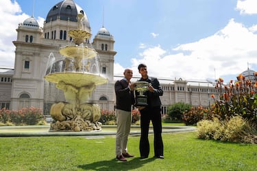 El español Carlos Alcaraz y su entrenador Albert Molina posan con la Norman Brookes Challenge Cup en el Royal Exhibition Building. 