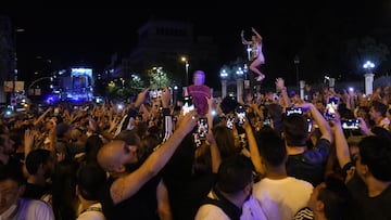 Los seguidores se reunieron en la Plaza de Cibeles para celebrar la decimocuarta Champions League del Real Madrid.