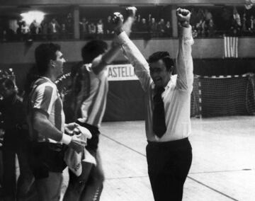 Durante los 15 a?os que estuvo al cargo del Atl谷tico de madrid conquist車 cinco Ligas y cinco Copas, adem芍s del subcampeonato de Europa de 1985.