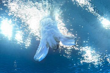 Una vista submarina muestra a Shi Tingmao de China después de completar una inmersión en el evento final de salto de trampolín de 3 m femenino durante los Juegos Olímpicos de Tokio
