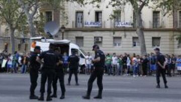 La polic&iacute;a esperando la llegada del Real Madrid a su hotel.