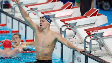 Léon Marchand. de Francia, celebra su triunfo.