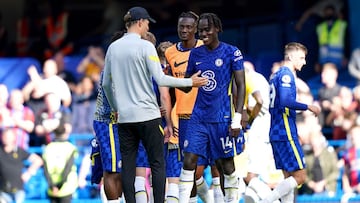 Thomas Tuchel felicita a Trevoh Chalobah tras el gol anotado en la victoria del Chelsea ante el Crystal Palace.