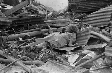 La población de Armero, ubicada a poco menos de 50 km del volcán, fue destruida por dichos lahares, muriendo más de 20.000 de sus 29.000 habitantes.​ Las víctimas en otros pueblos, particularmente en los municipios de Chinchiná y Villamaría, aumentaron la cifra de muertos a más de 23 000.