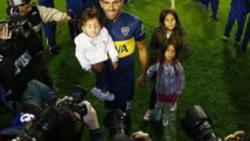 Carlos Tévez con sus hijos en La Bombonera.