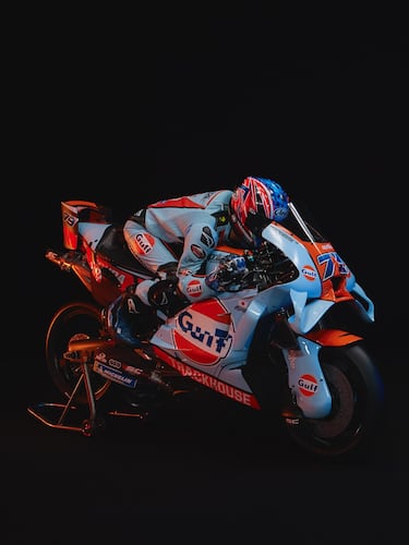 El equipo estadounidense desveló las nuevas decoraciones de sus motos para 2026, fieles a la identidad que les llevó al éxito el año pasado. El azul, el negro y el amarillo fluorescente vuelven a dominar una imagen ahora más agresiva gracias al acabado mate y a los nombres de los pilotos en los carenados, en una puesta en escena que refuerza el espíritu continuista de la marca.