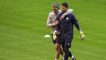 Herrer&iacute;n, con el preparador de porteros, Imanol Etxeberria