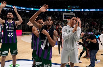 Los jugadores del Unicaja aplauden a la afici¨®n.