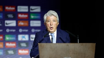 MADRID, 29/07/2022.- El presidente del Atlético de Madrid, Enrique Cerezo, durante su intervención en la presentación del argentino Nahuel Molina como nuevo jugador del equipo rojiblanco, este viernes en el Auditorio del Metropolitano. EFE/ Rodrigo Jimenez