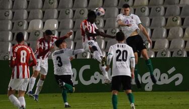 El Racing no gana ni jugando una hora con un jugador más