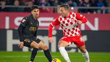 Girona, 15/03/2025. El centrocampista brasileño del Girona, Arthur Melo (d), controla el balón ante el centrocampista portugués del Valencia, André Almeida, durante el encuentro correspondiente a la jornada 28 de Laliga EA Sports que disputan hoy sábado Girona y Valencia en el estadio Montilivi de la capital gerundense. EFE/David Borrat.