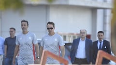 Lopetegui se dirige al campo de entrenamiento, con Castro y Del Nido Carrasco al fondo. Miguel Morenatti/Diario As