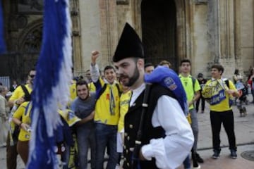 Miles de  seguidores del Cádiz se han desplazado hasta Oviedo para animar a su equipo 