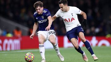 LONDON, ENGLAND - NOVEMBER 21: Daniel James of Leeds United battles for possession with Sergio Reguilon of Tottenham Hotspur during the Premier League match between Tottenham Hotspur and Leeds United at Tottenham Hotspur Stadium on November 21, 2021 in Lo