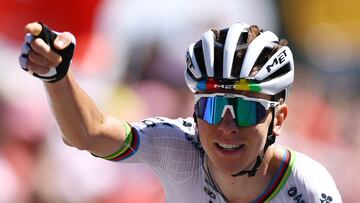 Tadej Pogacar celebra su victoria en el Muro de Bretaña.