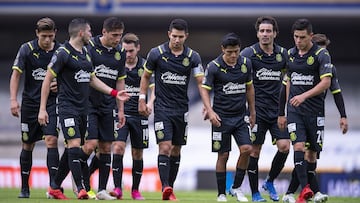 Jugadores de las Chivas despu&eacute;s del partido contra Pumasq