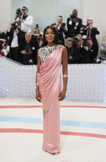 Naomi Campbell con un vestido de Chanel.