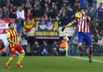 Diego Costa se lleva el balón ante Jordi Alba.