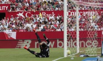 El balón se pasea por la línea de gol tras un disparo de Neymar. 