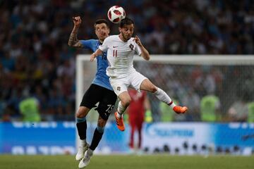 Bernardo Silva con Matías Vecino.