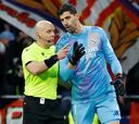 La imagen de la vergüenza en el Euroderbi: escupitajos a Courtois y Rüdiger de la afición del Atleti