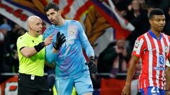La imagen de la vergüenza en el Euroderbi: escupitajos a Courtois y Rüdiger de la afición del Atleti