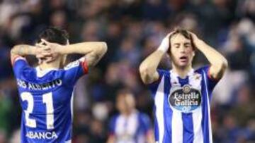 Los jugadores del Deportivo de La Coruña Luis Alberto Romero (i) y Pedro Mosquera, durante el partido de Liga en Primera División.