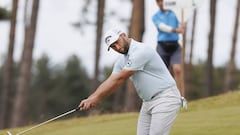 El golfista español Jon Rahm golpea una bola durante el Genesis Scottish Open en el The Renaissance Club de North Berwick.