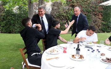 Saludo entre Joan Laporta y Ferran Torres.