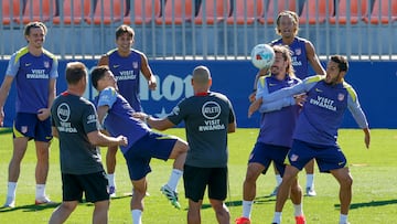 Raspadori en una jugada con Koke y con Griezmann, bajo la mirada de Gallagher, Giuliano y Llorente, además de Luis Piñedo y Cristian, uno de los utilleros del equipo rojiblanco.