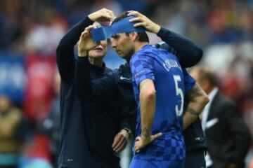 Vedran Corluka necesitando asistencia m¨¦dica tras un duro golpe.