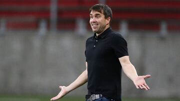 Eduardo Coudet dirige a Internacional durante un partido ante Vasco da Gama.