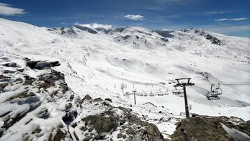 Imagen de las cumbres de la estaci&oacute;n de esqu&iacute; de Sierra Nevada.