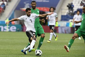 Ahmed Fathi lucha por el control del balón contra Mohannad Assiri.