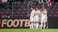 Los jugadores de la Selección festejan el gol de Sarabia que dio el triunfo ante Suiza.