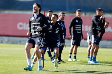 Arengas, sonrisas y un reencuentro: el ánimo de la Roja para la pelea final