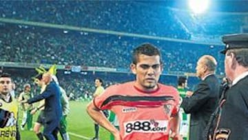 <b>RETIRADA BAJO EL SHOCK. </b>Alves abandona el campo bético con el susto reflejado en su rostro tras la agresión sufrida por Juande Ramos.