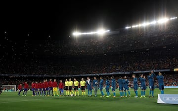 Los equipos y los árbitros.