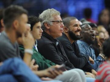 El cantante Drake y el actor Kevin Hart en el partido Los Angeles Clippers-Houston Rockets.