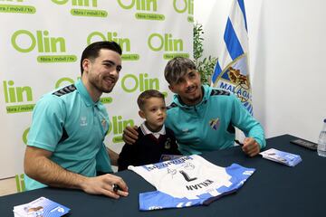 Ramón y Kevin, en un acto de firmas organizado por el Málaga CF.