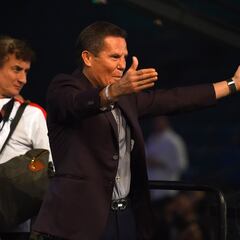 Un guante de Chávez, subastado por 20.000 euros para la lucha contra el cáncer